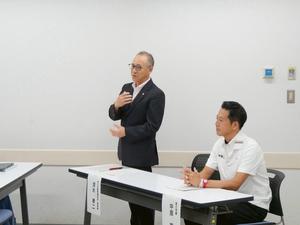 挨拶をする教育長