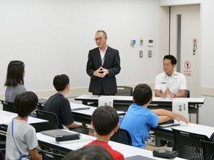 挨拶をする教育長