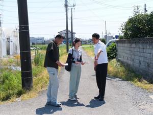 道路修繕の現場を視察する市長