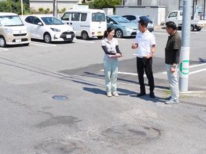 道路修繕の現場を視察する市長
