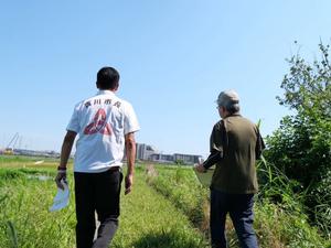 水路修繕の現場を視察する市長