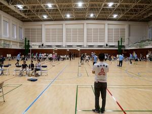 ボッチャ大会会場を眺める市長