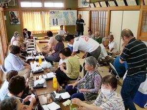 自治会の皆さんと話をする市長