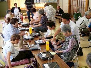 自治会の皆さんと話をする市長