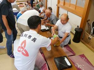 自治会の皆さんと話をする市長