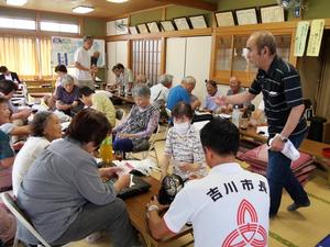 ビンゴ大会の手伝いをする市長