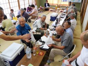 ビンゴして喜ぶ自治会の皆さん