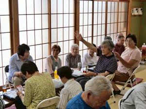 ビンゴして喜ぶ自治会の皆さん