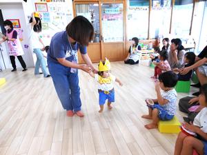 手作りの冠を被っている誕生児のお友だちが入場してくる様子