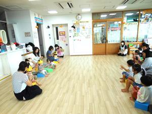 誕生児親子と応援隊が向き合って座っている様子