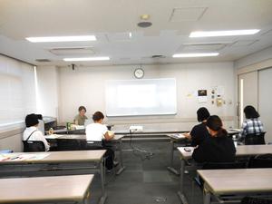 ボランティアセンター職員による「ボランティアとは」の講義の様子