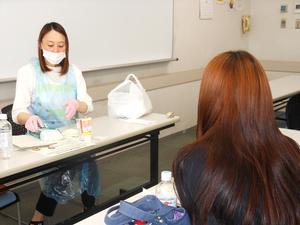 保健師のよる健康についての講義の様子