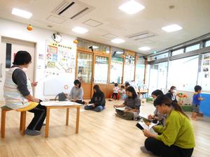 看護師の話を聞き、真剣にメモを取るママ達の様子