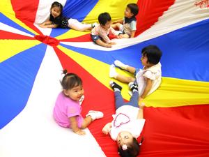 バルーンの上に子ども達みんなで乗っている様子