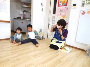 保育士と2人の兄弟が『はじまるよはじまるよ』の手遊びをしている様子