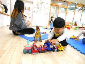 赤ちゃんと一緒に来たお兄ちゃん（3歳）がおもちゃで遊んでいる様子