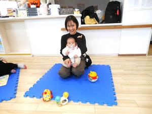 自己紹介をしているママとママの膝に座っている赤ちゃんの様子