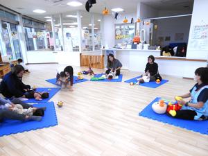 「らららぞうきん」のふれあい遊びをしている様子