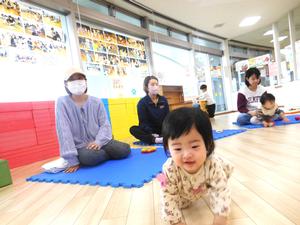ふれあい遊び中、じっとできずにハイハイで脱走する女の子の様子