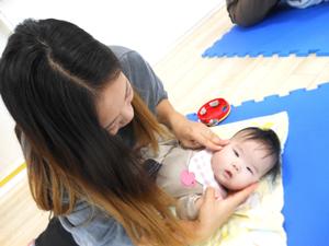 「ぱんやさんにおかいもの」のふれあい遊びを楽しむ親子の様子