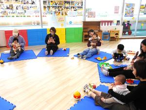 「おふねはぎっちらこ」を楽しむ親子の様子