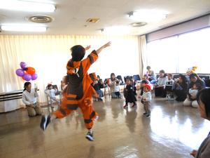 『おばけのばけちゃま』の体操を踊っている様子