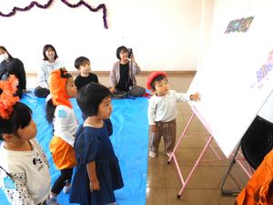 興味津々の子ども達が、妖怪のお話のパネルシアターを見ている様子