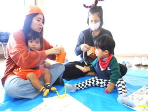 かぼちゃおばけバッグを作っている2組の親子の様子