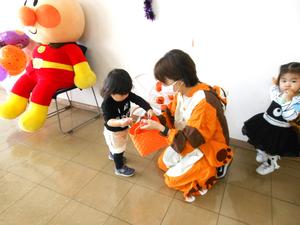 「くもの巣ぺたぺたゲーム」でお菓子を選んでいる女の子の様子