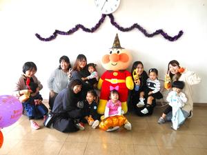 大きなアンパンマンの人形と記念写真を撮る、6組の親子の様子