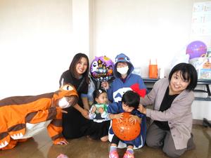 トトロと猫バスに仮装した保育士と記念写真を撮る、2組の親子の様子