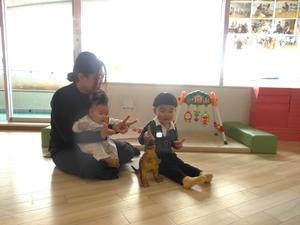 手遊びを楽しむママと兄妹の様子