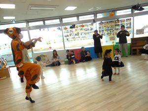 みんなで「おばけのばけちゃま」の体操を踊っている様子