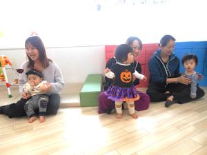 踊っている様子を見ている3組の親子の様子