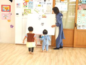 パネルシアター『おばけのパン』を見ている様子