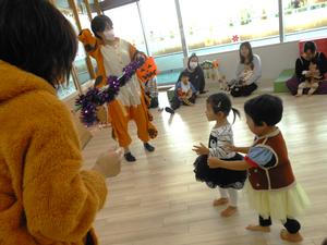 お菓子取りゲームでお菓子に手を伸ばしている女の子たちの様子