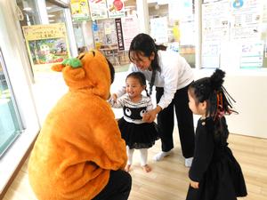 かぼちゃミニーに仮装した保育士に近づく女の子たちの様子