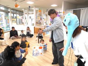 先輩ママと外国語で遊ぼうのコーナーでお菓子をもらうゲームを楽しむ様子