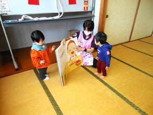 大型絵本「れいぞうこ」の読み聞かせで、近づいてきた男の子2人の様子