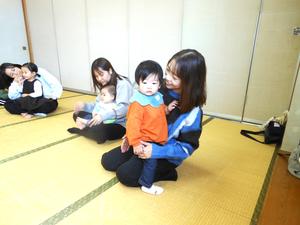ふれあい遊びを楽しむ親子の様子