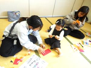 アンパンマンの千歳飴袋を作っている親子の様子