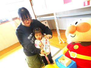 おみくじで大吉が出た、親子の様子