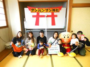 参加者全員で神社前で記念撮影した様子