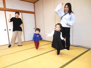 「アンパンマン体操」を踊っている2組の親子の様子