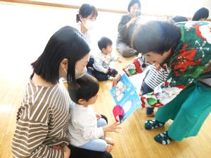 講師の先生が親子に仕掛け絵本を見せている様子