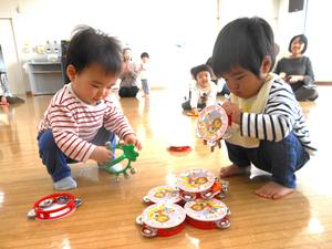 鈴やタンバリンで遊ぶ子ども達の様子