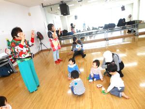 先生とアシスタントさんの手遊びを見ている子ども達の様子