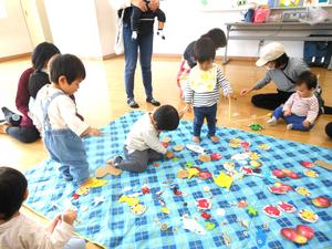 釣り竿を持って釣りを楽しむ子ども達の様子