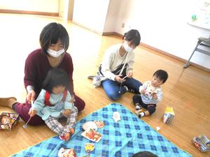 釣りを楽しむ2組の親子の様子