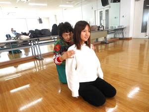 講師の先生にタッチケアをしてもらっているママの様子